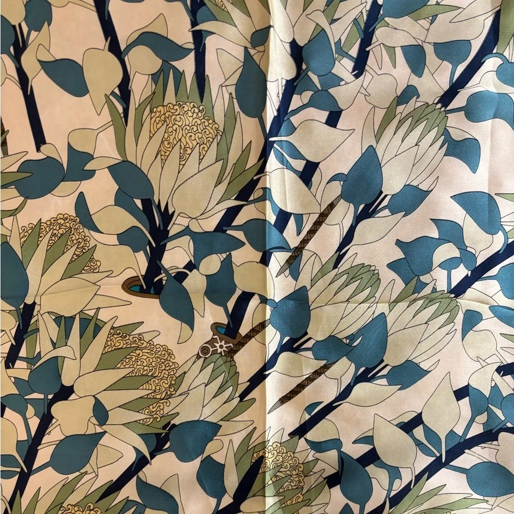 BRAND NEW Scarf in Floral Pattern - Picture 3 of 5